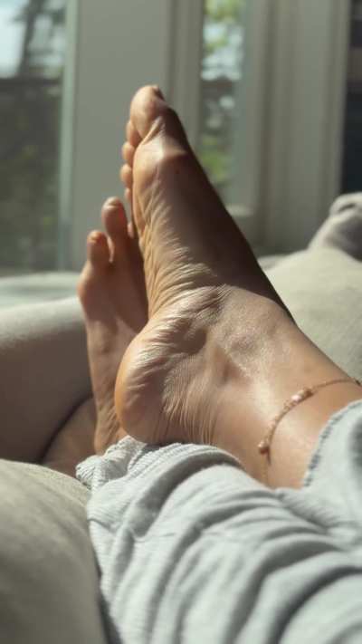 Pretty yellow toes 😊