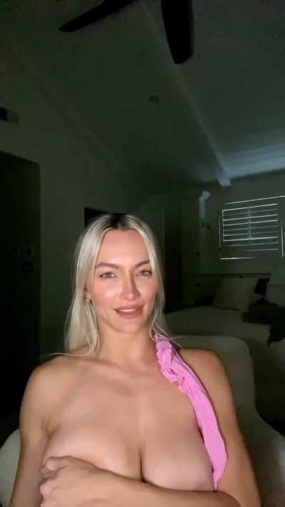 Lindsey pelas doing request for someone in the chat