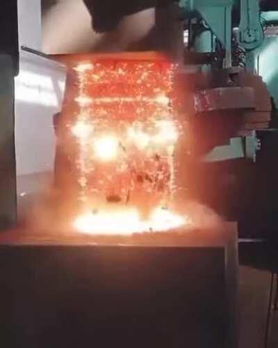 Compressing hot metal with a hydraulic press