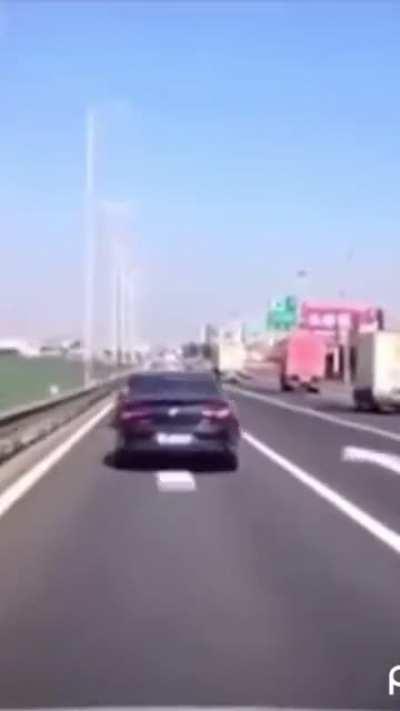 Who the hell changes lane like this?
