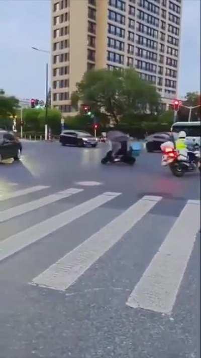 Least artistic traffic police chase in China