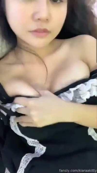 Kiaarakitty playing with her boobs