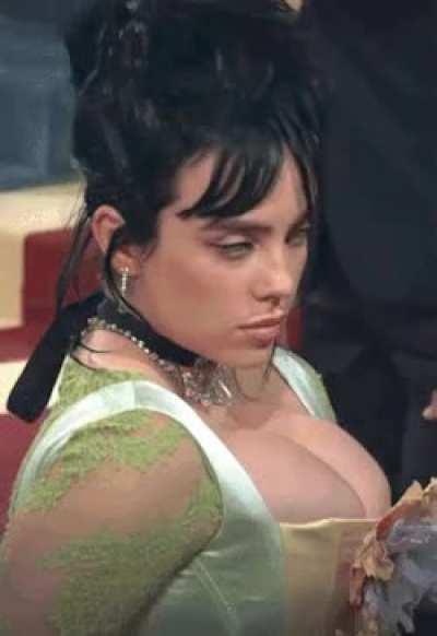 Billie Eilish is so curvy