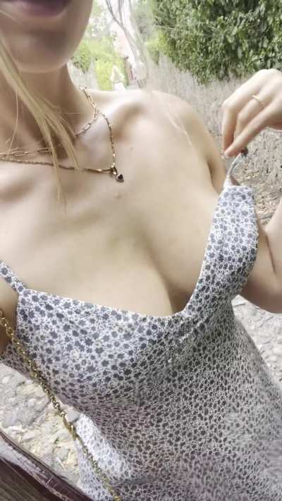 I love flashing strangers when I´m on vacation🤭