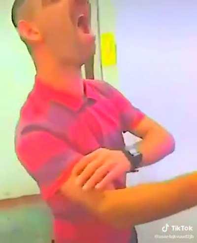 Luizinho o porteiro fazendo uma demonstração