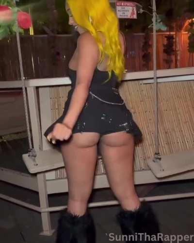 🍑 twerking in skirt