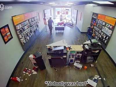 Boomer freakout inside phone store