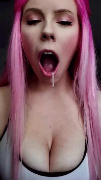 I love seeing it stretch my throat 🥰