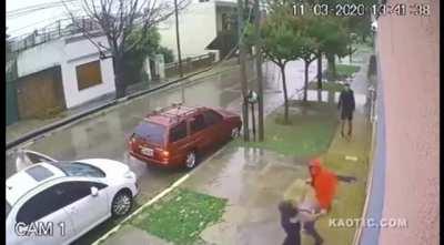 Woman refuses to be robbery victim