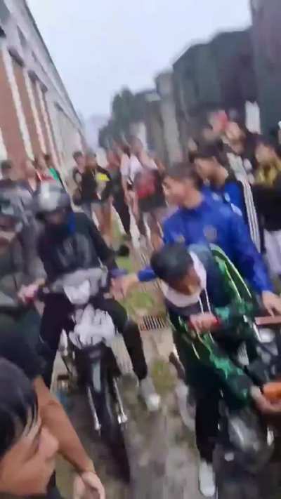 Un policía mato a 2 delincuentes, los parientes hicieron el funeral y golpearon la moto en venganza por no ayudarlos a escapar