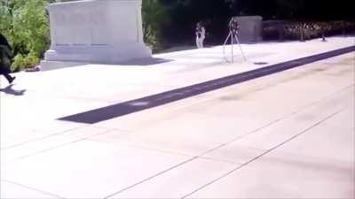 Guard of “ The Tomb of The Unknown Soldier” catches an idiot disrespecting the tomb.