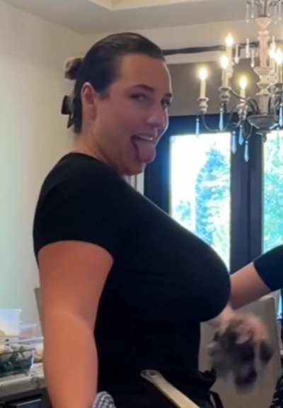 Danielle Coombs (@chefdallday)