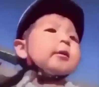 Muca ensinando a mayumi andar de carro