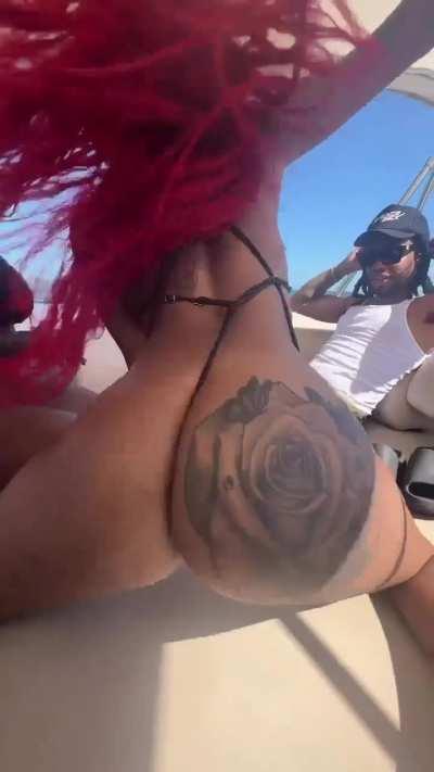 She fine she sexy @miaaafineassss