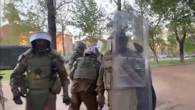 Carabinero taclea brutalmente a adolescente detenida en su bicicleta.