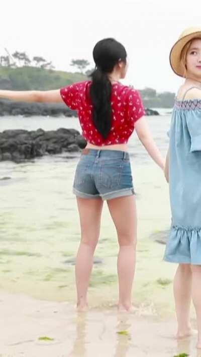 Mina - jean shorts, red top