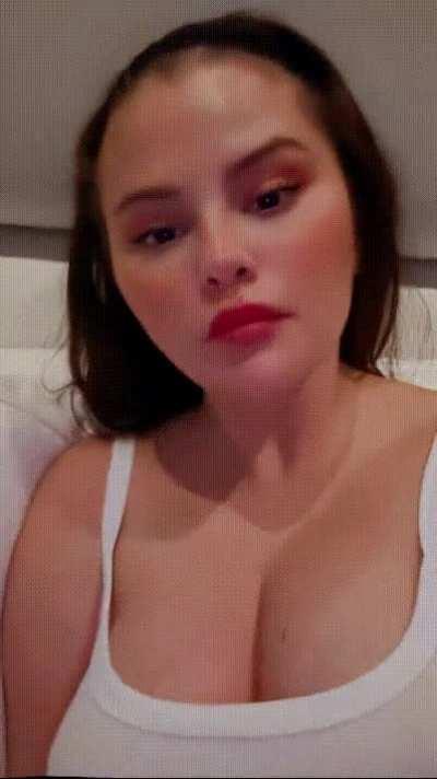 Mommy Selena Gomez showing off her great assets