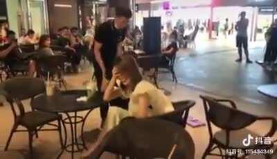Man loudly tries to woo girl with banana bouquet...with predictable results (in Chinese)