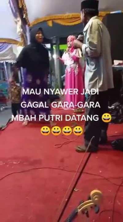 Gagal nyawer karena mbah putri datang 😱