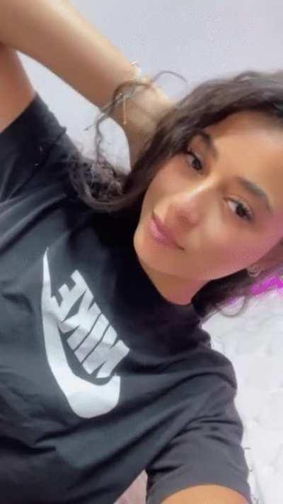 Such a slut that I'll DM a vid of me squirting all over my face to whoever drops a ❤️