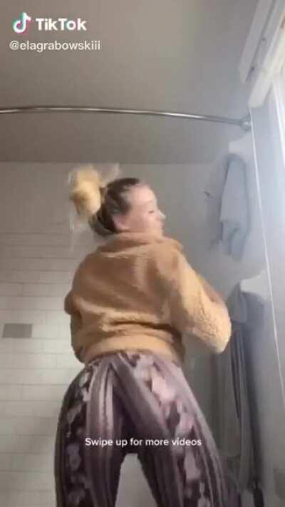 This is Ela, she's a cutie w/ a booty 🍑