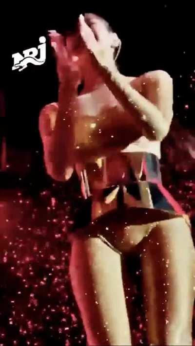 Lisa's delicious cameltoe, I want to finger it and slid my tongue to that line 💦 