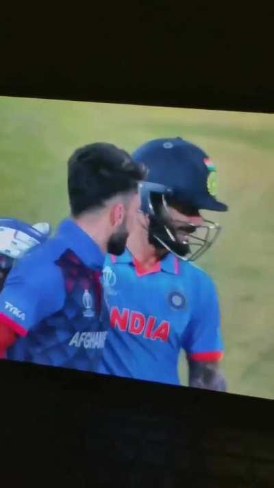 VK & Naveen hugging. Meanwhile their fans 👁️👄👁️