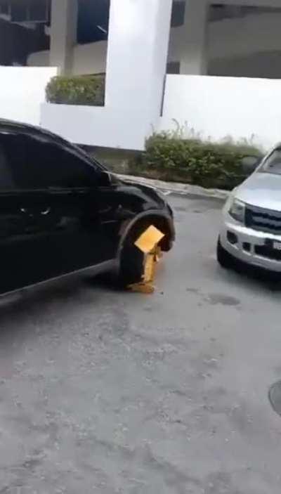 Guy refused to pay unclamping fees. Proceed to fuck up his own car.