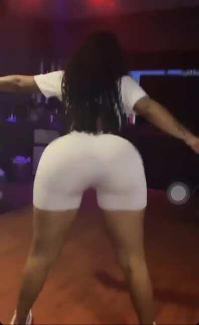 Big Booty Twerk 2/2