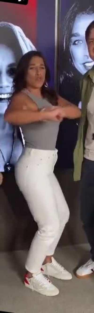 She’s so sexy 😍😄