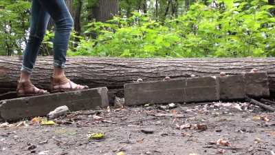 Beautiful Girl + Nice Outfit + 🐌 = 🏆