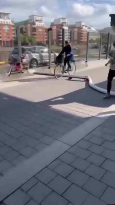 Acho q ele esqueceu o skate