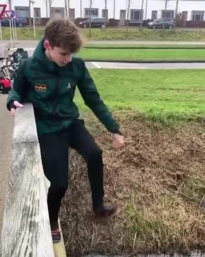 Teen does an around the world over a creek with his smartphone