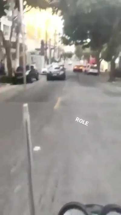 Coringa guinchando Batmóvel em São Paulo