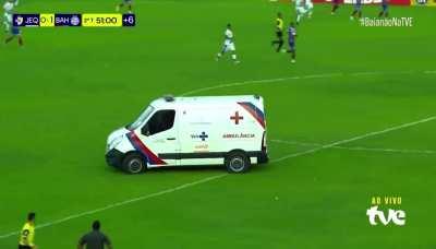 No campeonato baiano, ambulância entrou em campo com o jogo em andamento