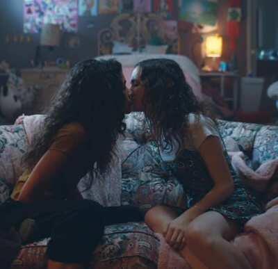 Zendaya & Maude Apatow kiss