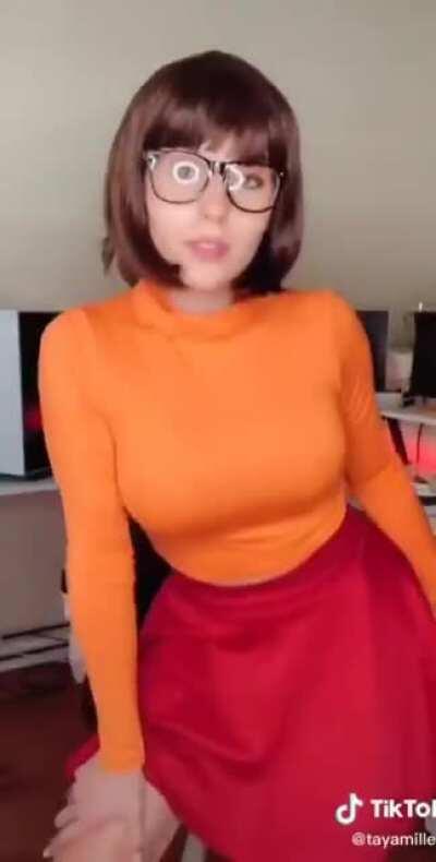 Busty but clothed tarzı sub önerebilir misiniz?