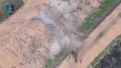 A russian soldier attempted to hit a incoming Ukrainian fpv with the butt of his rifle.