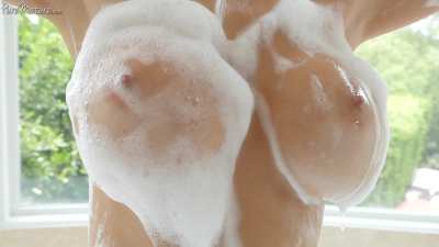 Alexis Fawx Sudsy Reveal