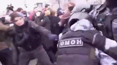 Legendary video of 1 Chechen alone fighting against OMON in Moscow