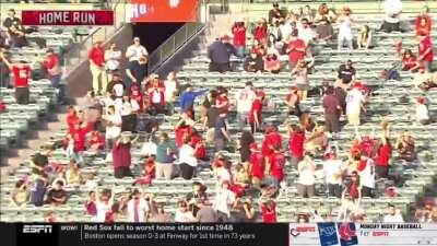 [Highlight] Ohtani absolutely demolishes the first pitch he sees!