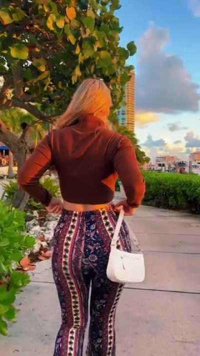 I love to see that phat ass walk 🤤
