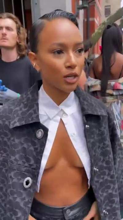 She's absolutely beautiful 🔥