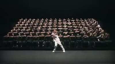 Невероятное, красивое, точное геометрическое, синхронизированное представление со 128 исполнителями, сидящими на инвалидных колясках. Режиссер Садек Вафф, создатель Woodkid.