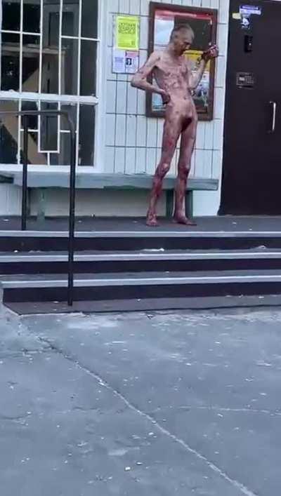 Если можешь не смотреть,не смотри. /Спойлер/ кровища+ наркоман.