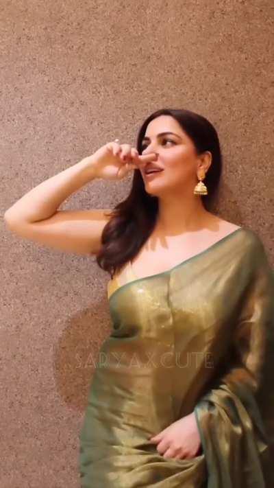 Tv Bahu Shraddha Arya is such a hot babe in that saree