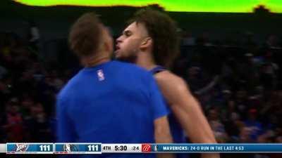 [Highlight] Luka alleyoop to Lively as the Mavericks set a franchise record 24-0 run vs. OKC