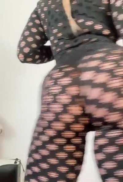 Who’s ready to fill up my European ass ;)