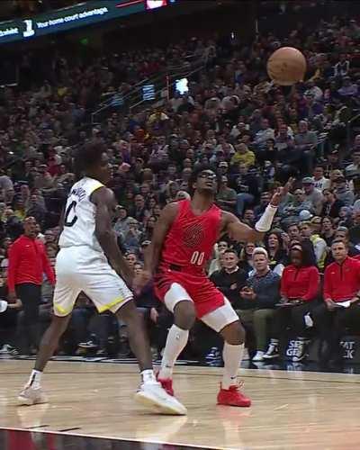 [Highlight] #9 overall pick Taylor Hendricks blocks a Scoot jump shot in his first NBA minutes.