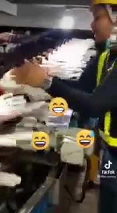 Setelah setahun tak bersalaman di hari raya